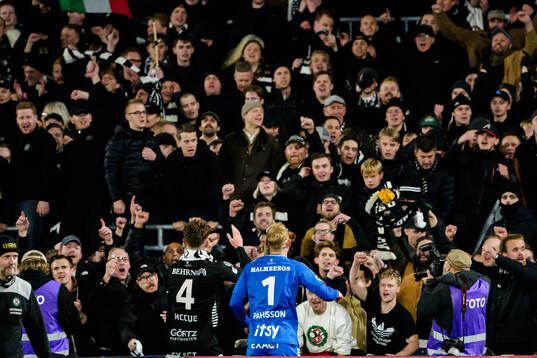 Örebros spelare jublar med publiken