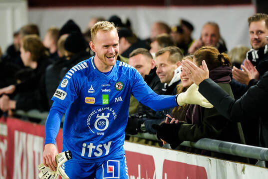 Örebros målvakt Malte Påhlsson jublar