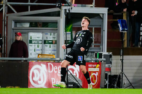 Örebros Erik McCue jublar