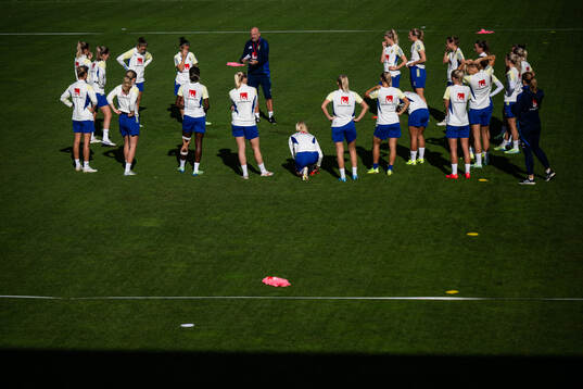Assistant coach Magnus Wikman and players of the Swedish
