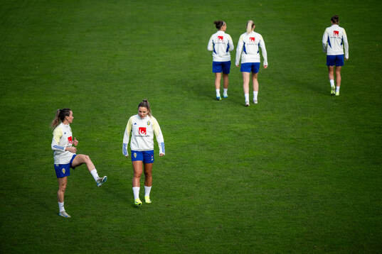 Kosovare Asllani and Johanna Rytting Kaneryd of the Swedish
