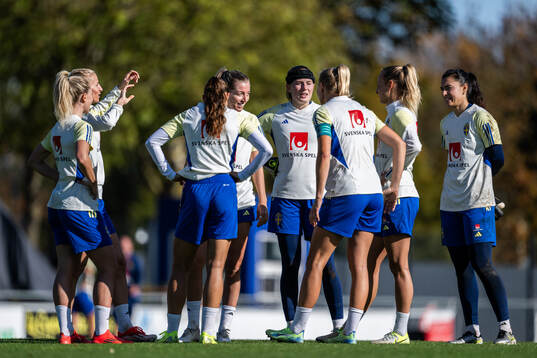 Linda Sembrant and goalkeeper Tove Enblom with team mates
