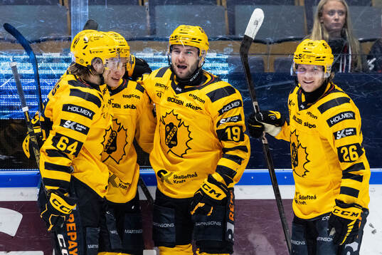 Skellefteås Martins Dzierkals jublar