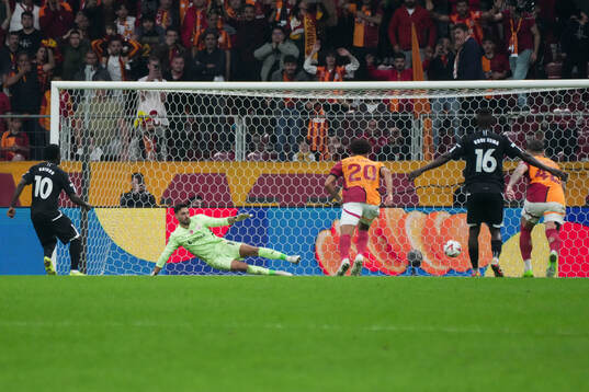 Michael Baido of Elfsborg scores the second goal