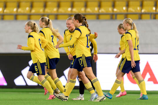 Nova Selin of Sweden celebrate the 1-0 goal with teammates