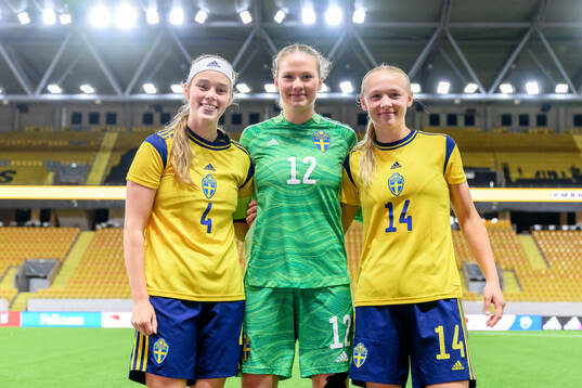 Roos Huitzing, goalkeeper Hanna Karlsson and Filippa