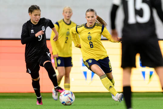 Aissana Zeken of Kazakhstan and Fanny Peterson of Sweden