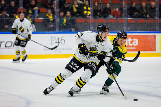 AIKs Daniel Ljungman och Östersunds Isac Hamberg