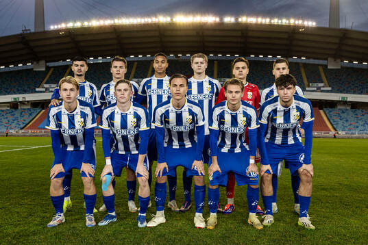 The players of IFK Göteborg pose for a team group photo
