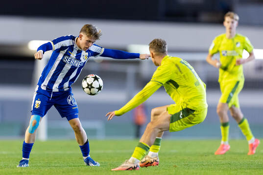 Rasmus Nåfors Dahlin of IFK Göteborg and Alex Honajzer of