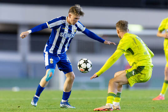 Rasmus Nåfors Dahlin of IFK Göteborg and Alex Honajzer of