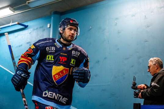 Djurgårdens Marcus Krüger nför ishockeymatchen i