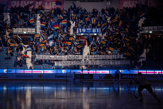 Djurgårdens supportrar med en banderoll