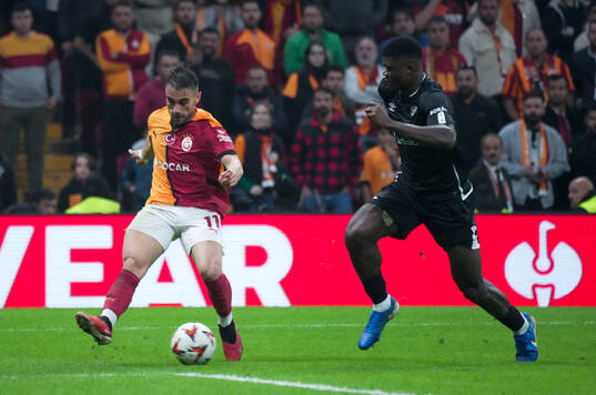 Yunus Akgun of Galatasaray and Terry Yegbe of Elfsborg