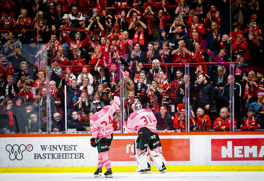 Örebros målvakt Jonas Arntzen jublar med fansen