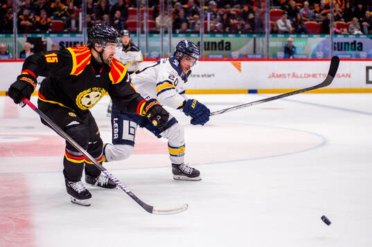 Brynäs Simon Bertilsson och HV71s Andre Petersson