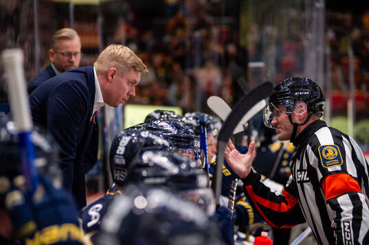 HV71s tränare Anton Blomqvist i konversation med Domare