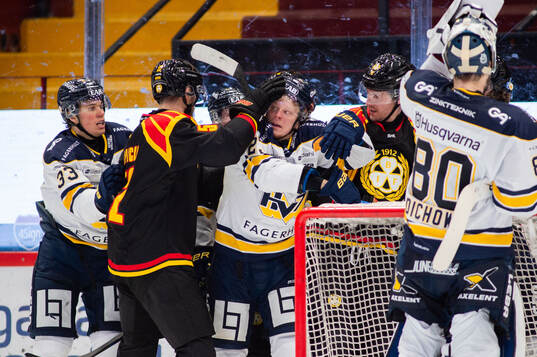 HV71s Måns Lindbäck och Åke Stakkestad mot Brynäs Jack