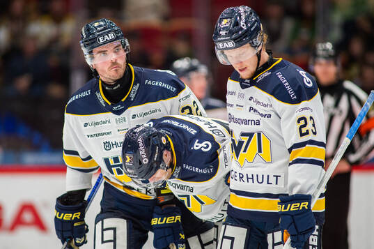 HV71s Radan Lenc har ont och får hjälp av Oscar Engsund