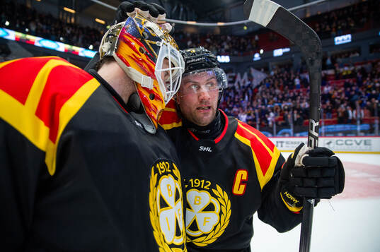 Brynäs målvakt Erik Källgren och Johan Larsson jublar