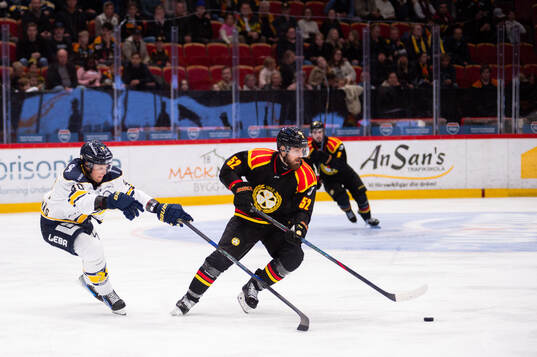 HV71s Oskar Stål-Lyrenäs och Brynäs Jack Kopacka