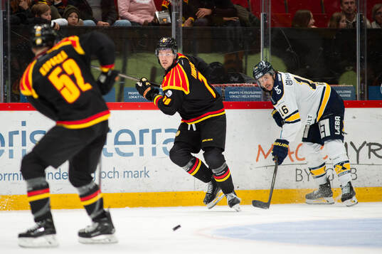 Brynäs Miks Indrasis och HV71s Tanner Kero