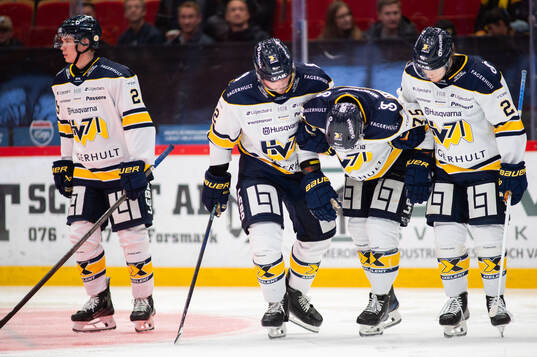 HV71s Radan Lenc har ont och får hjälp av Oscar Engsund