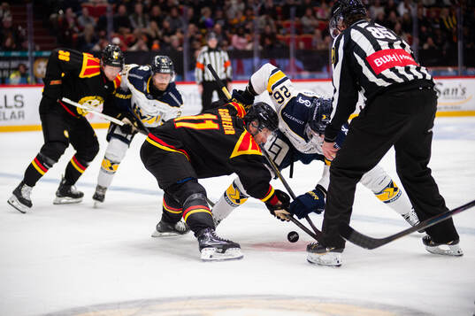 Brynäs Jordan Schroeder och HV71s Tommi Tikka