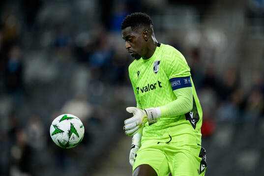 goalkeeper Bruno Varela of Vitória SC