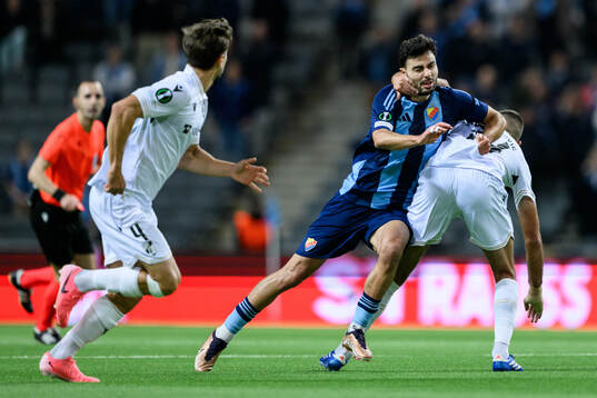 Deniz Hummet of Djurgården and Toni Borevkovic of Vitória