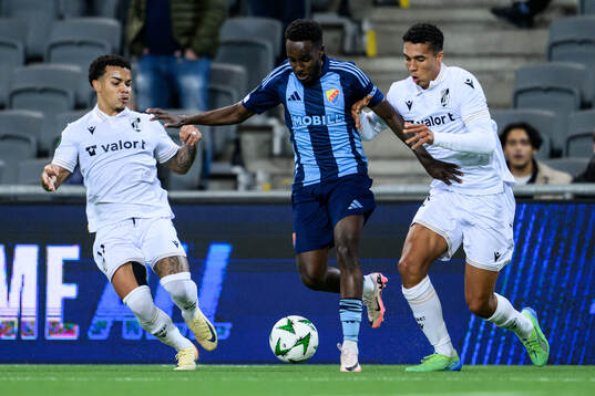 Joao Saraiva of Vitória SC and Tokmac Nguen of Djurgården