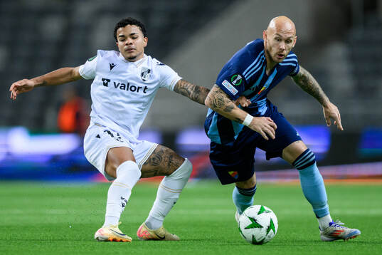 Kaio César of Vitória SC and Magnus Eriksson of