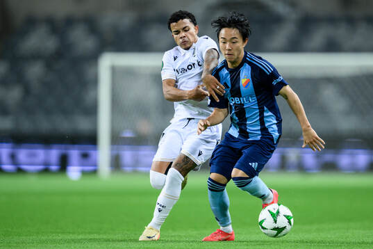 Kaio César of Vitória SC and Keita Kosugi of Djurgården
