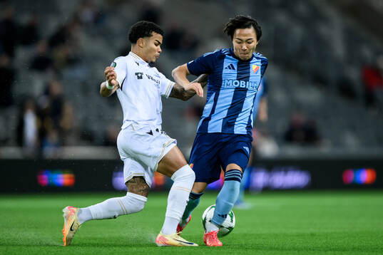Kaio César of Vitória SC and Keita Kosugi of Djurgården