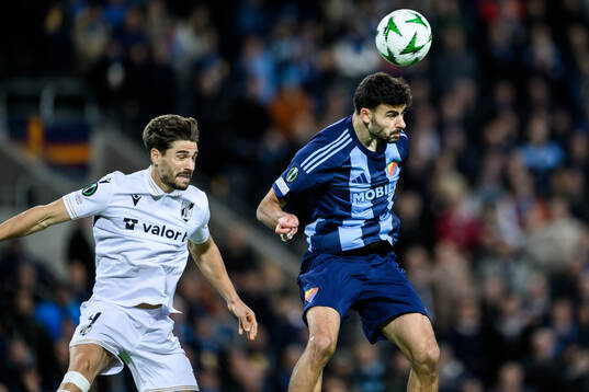 Ribeiro Tomás of Vitória SC and Deniz Hummet of