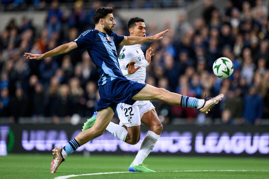 Deniz Hummet of Djurgården and Baio Alberto of Vitória SC