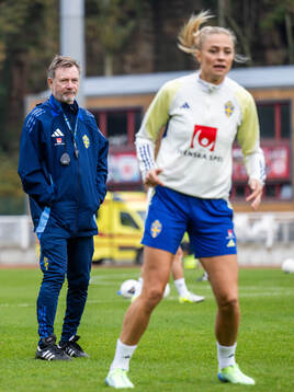 Head coach Peter Gerhardsson and Fridolina Rolfö of the