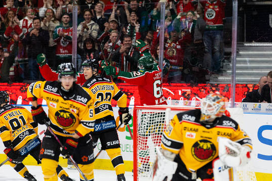 Frölundas Wiktor Nilsson jublar ihop med Dominik Egli