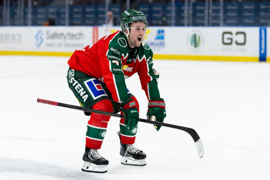 Frölundas Linus Weissbach jublar framför klacken