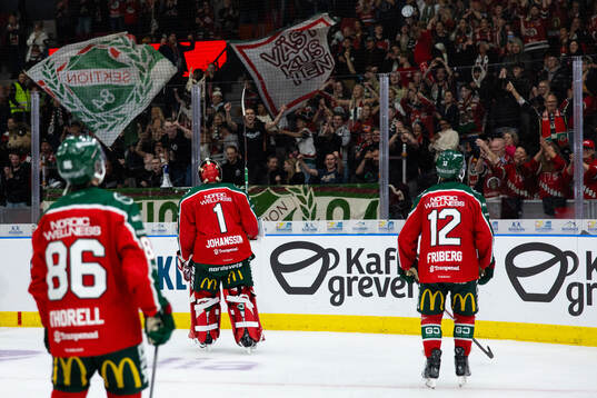 Frölundas spelare jublar med publiken