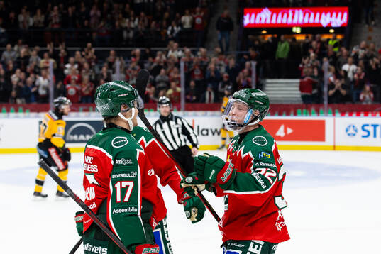 Frölundas Noah Hasa jublar ihop med Isac Born