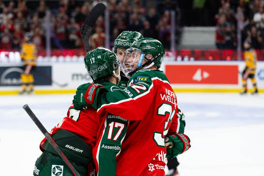 Frölundas Noah Hasa jublar ihop med Isac Born och Nicklas