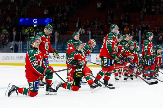 Frölundas spelare firar framför klacken