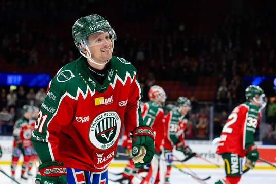 Frölundas Nicklas Lasu firar framför klacken
