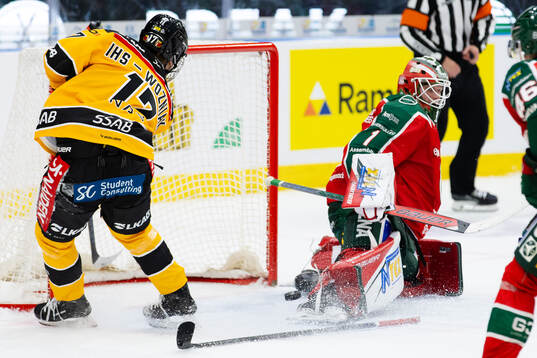 Luleås Jakob Ihs Wozniak reducerar till 4-2 på Frölundas