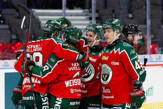 Frölundas Mikael Ruohomaa jublar med lagkamrater