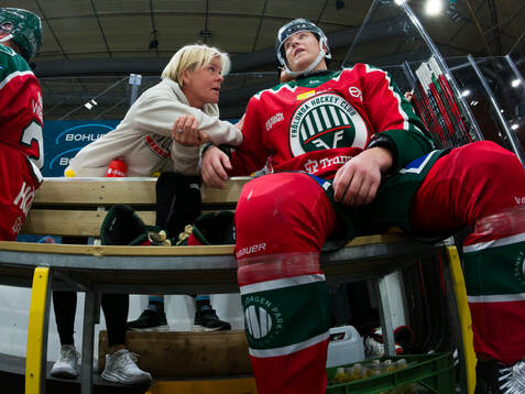 Frölundas rehabkoordinator Stina Hedin och Filip Hasa