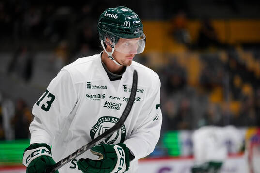 Färjestads Adam Ollas Mattsson före  ishockeymatchen i