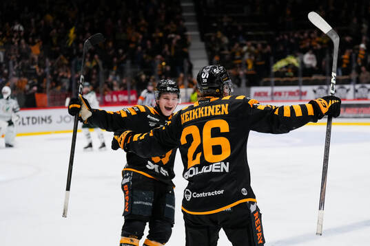 Skellefteås Zeb Forsfjäll och Anton Heikkinen jublar