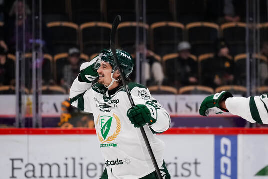 Färjestads David Tomasek jublar